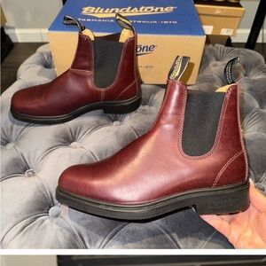 New US size 9 (UK/ AU 6) Blundstone Footwear Elastic Sided Boot Dress